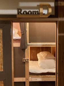 Ichinomiyaにあるゲストハウス プレッタ トラミの二段ベッド2組が備わる客室です。