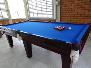 un tavolo da biliardo blu con una palla sopra di Amssler Beach Stay a Kalutara