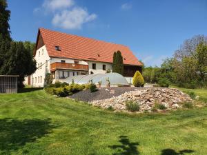 een huis met een grote tuin ervoor bij Alte Schäferei Bad Gottleuba in Bad Gottleuba