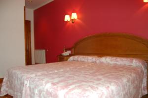 A bed or beds in a room at Puente Romano