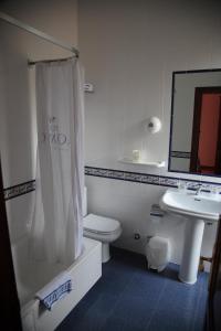 A bathroom at Puente Romano