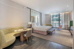 En eller flere senge i et værelse på Aluna Lux Suites at SLS Lux Brickell Building