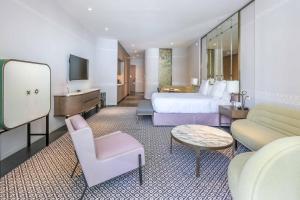 Et opholdsområde på Aluna Lux Suites at SLS Lux Brickell Building