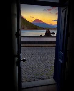 eine offene Tür mit Blick auf einen Wasserkörper in der Unterkunft Casa Três Picos in Horta