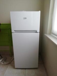 - un réfrigérateur blanc dans le coin cuisine dans l'établissement The Mill 2380, à Ravels