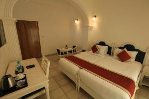 Voodi või voodid majutusasutuse Rangmahal Pushkar by DIV HOSPITALITY toas