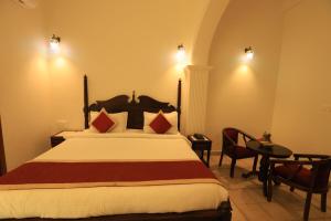 Voodi või voodid majutusasutuse Rangmahal Pushkar by DIV HOSPITALITY toas
