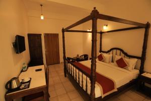Voodi või voodid majutusasutuse Rangmahal Pushkar by DIV HOSPITALITY toas