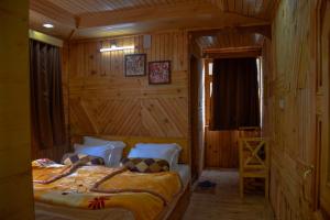 Ένα ή περισσότερα κρεβάτια σε δωμάτιο στο Osiya Shambhu Lodge