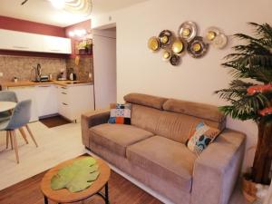 a living room with a couch and a kitchen at La Perle Marine, Cosy et rénové, 200 m de la plage, 1 chambre, parking et Wifi in Sète +17 photos