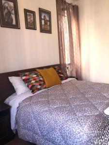 ein Schlafzimmer mit einem großen Bett und einem Fenster in der Unterkunft Sofia guest house in Rom