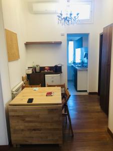 ein Wohnzimmer mit einem Tisch und einer Küche in der Unterkunft Sofia guest house in Rom