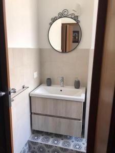 ein Bad mit einem Waschbecken und einem Spiegel in der Unterkunft Sofia guest house in Rom