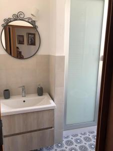 ein Bad mit einem Waschbecken und einem Spiegel in der Unterkunft Sofia guest house in Rom