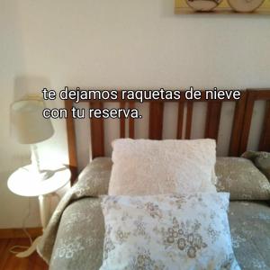 una camera da letto con un letto con un cuscino e una lampada di Lezegorria a Urzainqui