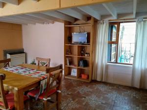 a dining room with a table and a window at Casa Patagónica Los Charitos in El Chalten