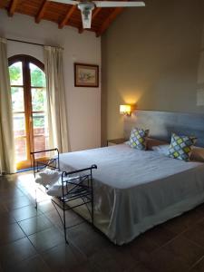 um quarto com uma cama grande e uma janela em Hotel Tunuyan em Tunuyán