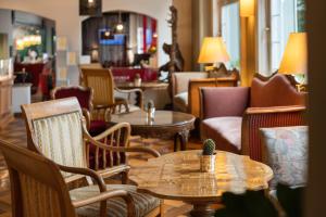 un soggiorno con sedie e un tavolo di Hotel Krebs Interlaken a Interlaken