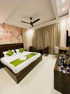 1 dormitorio con 1 cama grande con pared de flores en Blue Diamond Resort & Hotel, en Muzaffarpur