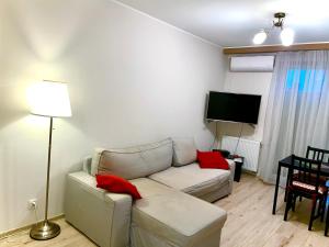 Telewizja i/lub zestaw kina domowego w obiekcie Apartament 48m w centrum Grójca