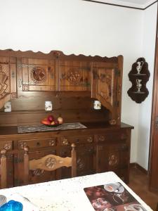 una cucina con armadi in legno e un cesto di frutta di ALLOGGIO ARCOBALENO a Brossasco
