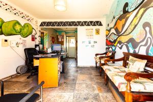 una oficina con escritorio y sillas en una habitación en Aji Verde Hostel, en La Serena