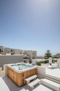 阿喬普羅柯皮歐斯的住宿－Iliada Villas，房屋屋顶上的热水浴池
