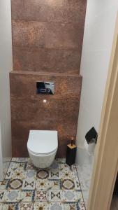a bathroom with a white toilet in a room at Apart Hotel 38 (95m2) in Polanica-Zdrój +10 photos