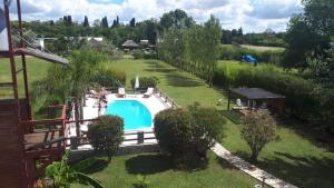 an overhead view of a swimming pool in a yard at Cabañas Los Teros in San Pedro