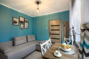 Apartamenty u Romana في تيلسز: غرفة معيشة مع أريكة وطاولة