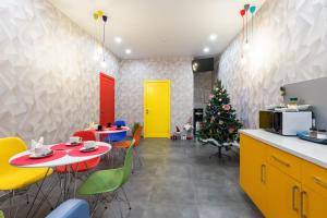 Отель Баларам في تولا: مطبخ مع شجرة عيد الميلاد وطاولة وكراسي