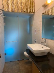 łazienka z umywalką i toaletą w obiekcie Nessies w mieście Alibag
