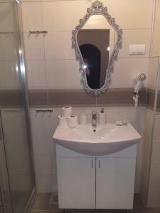 Bilik mandi di Zeravica Rooms B&B