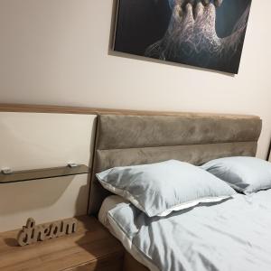 Tempat tidur dalam kamar di Apartman Noalux Kopaonik
