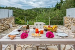 Nápoje v ubytovaní Bask in the Beauty of Paxoi - Kirki's Summer Retreats with Private Jacuzzis