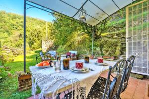 stół z talerzami jedzenia na patio w obiekcie Gabriella's Romantic Cottage w mieście Pistoia