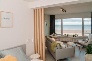 ein Wohnzimmer mit Blick auf den Strand in der Unterkunft Studio47 in Ostende