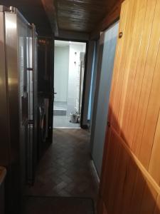 einen Flur mit Tür zum Bad in der Unterkunft Fouettara in Firminy