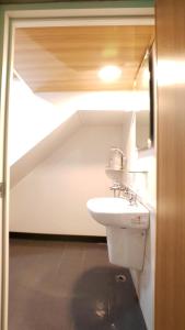 bagno con lavandino e lavandino di Get Grace Hotel a Chaozhou