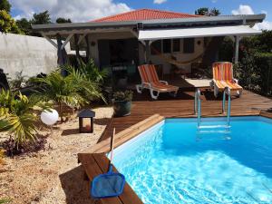 Bazén v ubytování Les Gites Capra - Villa Aiméandre piscine et Spa nebo v jeho okolí