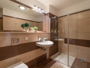 łazienka z umywalką, prysznicem i toaletą w obiekcie 3L Apartments Olympic Park w Kołobrzegu