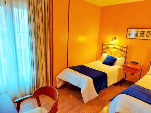 pokój hotelowy z dwoma łóżkami i oknem w obiekcie Hotel Rural Venta Del Alon w mieście Villalón de Campos +37 zdjęć
