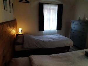 Un pat sau paturi într-o cameră la 5Churches Apartment