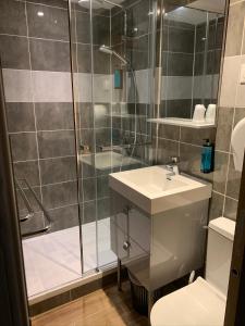 Koupelna v ubytování Hôtel l'Équipe
