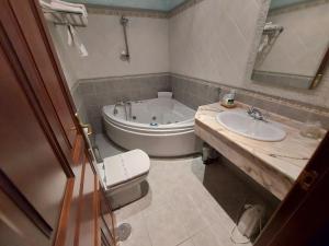 Łazienka w obiekcie Hotel Rural Venta Del Alon