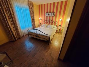 Łóżko lub łóżka w pokoju w obiekcie Hotel Rural Venta Del Alon