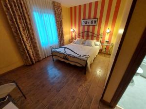 Łóżko lub łóżka w pokoju w obiekcie Hotel Rural Venta Del Alon