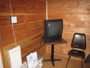 A television and/or entertainment centre at Log Inn & Pub