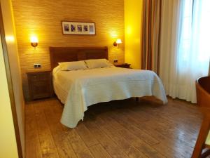 Łóżko lub łóżka w pokoju w obiekcie Hotel Rural Venta Del Alon