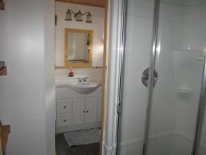 A bathroom at Log Inn & Pub